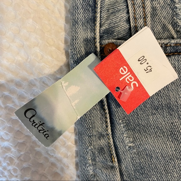 Aritzia x Levi’s Denim Shorts - Picture 3 of 5